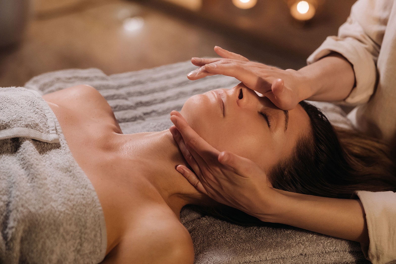 A COSMETOLOGIST GIRL DOES A FACIAL AND NECK MASSAG 2026 01 09 07 27 32 UTC - ANISSA BODY HACKING