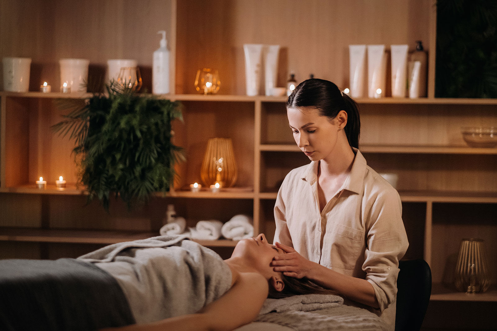 A COSMETOLOGIST GIRL DOES A FACIAL AND NECK MASSAG 2026 01 09 11 02 32 UTC - ANISSA BODY HACKING